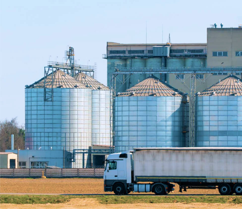 Зображенням з вантажівкою біля елеваторів